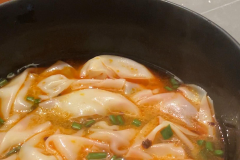 Guangzhou: Dine at Local Home with English Speaking Hosts