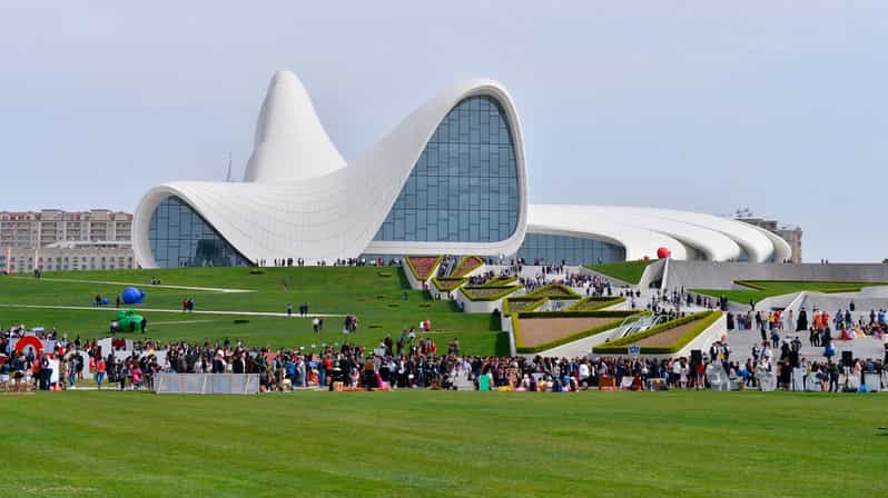 Baku: Heydar Aliyev Center Tour & Central Park Walk
