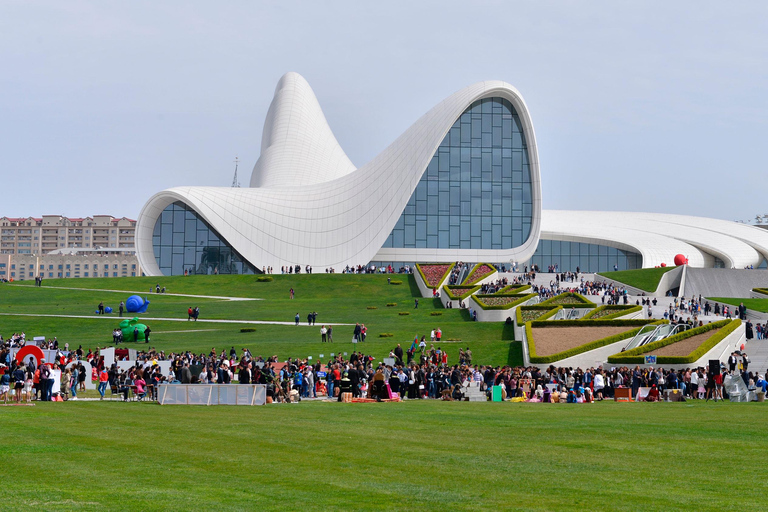 Baku: Hop-On Hop-Off Coach Tour + Optional Guided Walk in Icheri Sheher Hop-On Hop-Off Coach Tour + İçerişehir Guided Walking Tour