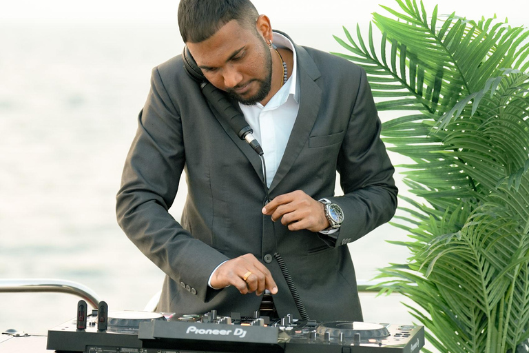 Dubai: Sunseeker Superyacht VIP Dinner, Drinks & Live DJ Soiree- Zen Med Gastronomy