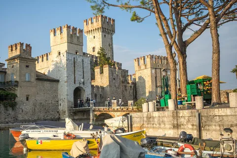 Passeio de barco guiado a Sirmione a partir de Garda/Bardolino
