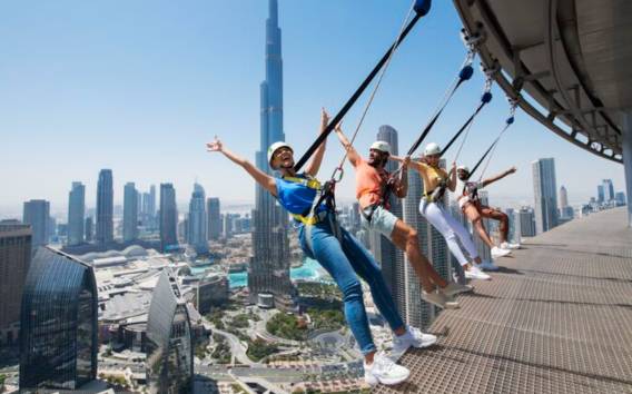 Dubai: Sky Views Observatory mit Edge Walk und Glass Slide
