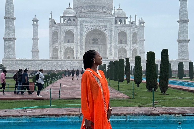 Rent a sari or kurta pajama for Taj Mahal visit & picture