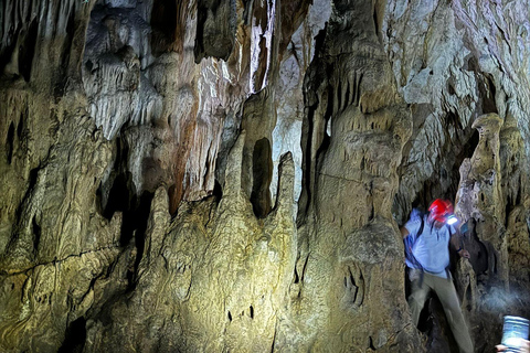 地拉那：佩特雷拉城堡与黑洞洞穴之旅（含当地午餐）