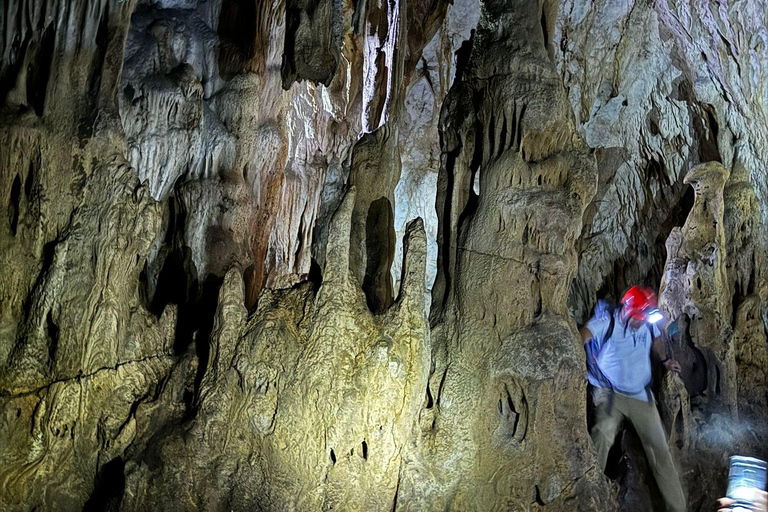 地拉那：佩特雷拉城堡与黑洞洞穴之旅（含当地午餐）