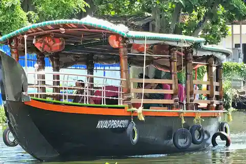 Alappuzha Shikara Day Tour with Village Trip & Narrow Canal