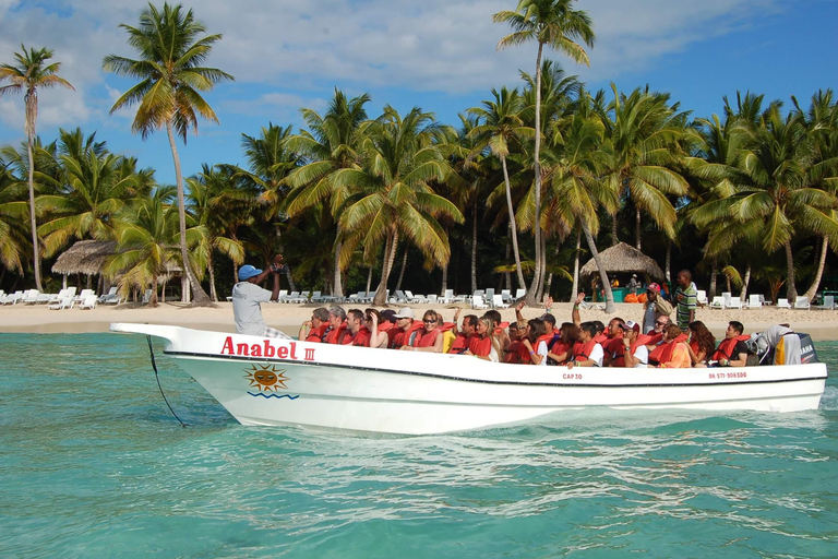 From Bayahíbe: Saona Island Catamaran Cruise with Buffet From Punta Cana: Saona Island Catamaran Cruise with Buffet