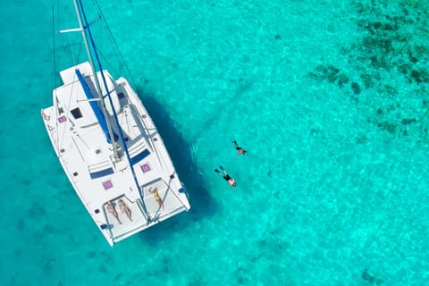 Cancún: Isla Mujeres Sailing and Beach Club Day
