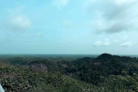 From Colombo: Gampaha District Temples & Jungle Hike Tour