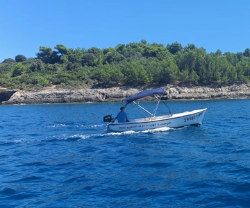 Noleggia una barca fino a 6 persone nel Parco Naturale di Capo Kamenjak