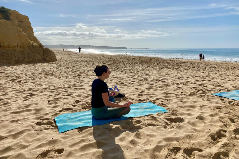 Poranna joga na plaży w Albufeirze według el Sol Lifestyle