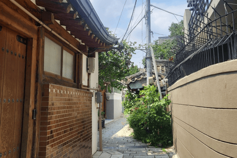 Gyeongbok-gung and Seochon walking tour with coin lunchbox Gyeongbok-gung & Seochon Walking Tour (Hanbok Experience)