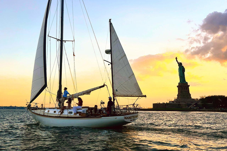 NYC- PRIVATE SAILBOAT, STATUE OF LIBERTY, MANHATTAN SKYLINE DAYTIME SAILING