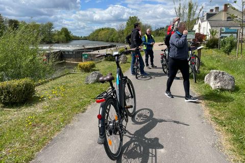 Chenonceau: giro guidato in ebike e pranzo al sacco con vino e formaggioDivertente tour in ebike a Chenonceau con degustazione di vini e formaggi