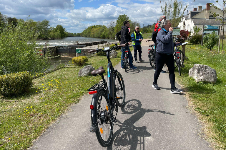 Chenonceau: giro guidato in ebike e pranzo al sacco con vino e formaggioDivertente tour in ebike a Chenonceau con degustazione di vini e formaggi