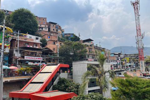 Medellin: Escobar Tour + Comuna 13 in groups