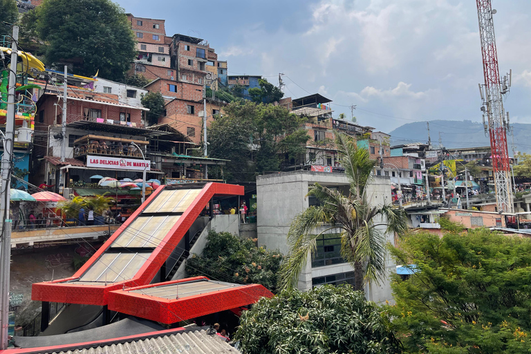 Medellin: Escobar Tour + Comuna 13 in groups