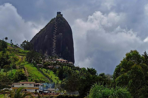 Medellín: 1-dniowa wycieczka do Guatapé i na farmę kawyGuatapé i prywatna farma kawy