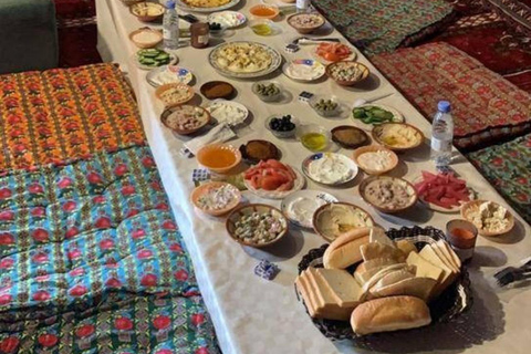 AlUla: Oasis Farm Tour and Traditional Feast with Locals