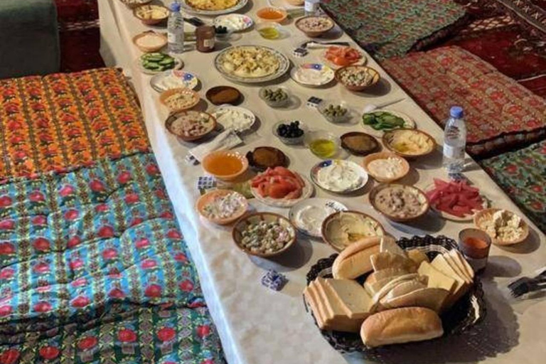 AlUla: Oasis Farm Tour and Traditional Feast with Locals