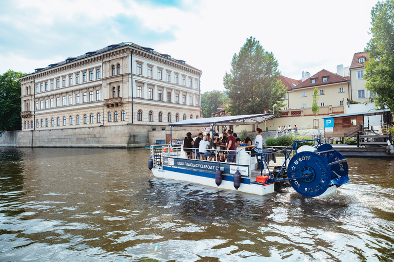 Praga: nadando em uma bicicleta de cerveja em um barco