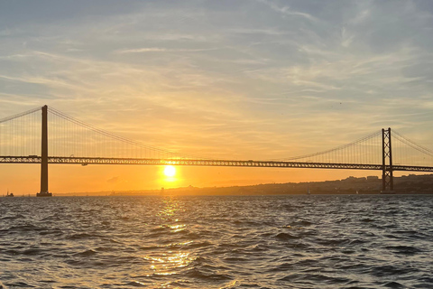 Lizbona: rejs statkiem o zachodzie słońca z widokiem jak z pocztówkiLizbona: rejs statkiem o zachodzie słońca w pocztówkowej scenerii