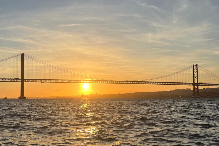 Lizbona: rejs statkiem o zachodzie słońca z widokiem jak z pocztówkiLizbona: rejs statkiem o zachodzie słońca w pocztówkowej scenerii