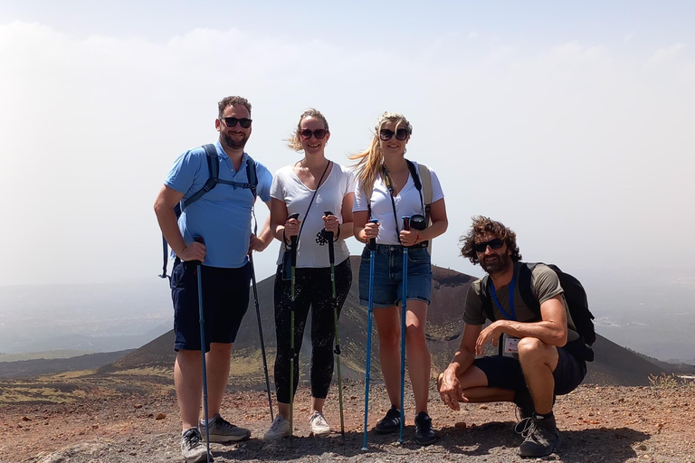 Etna dagsutflykt från Siracusa. Vandring, vin och mat ingår