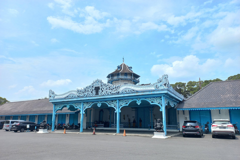 Yogyakarta: Surakarta Guided Day Trip by Light Rail Transit