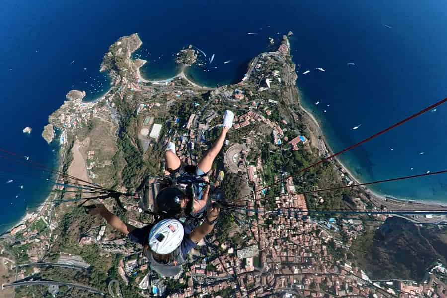Paragliding Tandem Taormina + Video/Foto e GoPro + Acrobazia. Foto: GetYourGuide Paragliding Tandem Taormina + Video/Foto e GoPro + Acrobazia. Foto: GetYourGuide