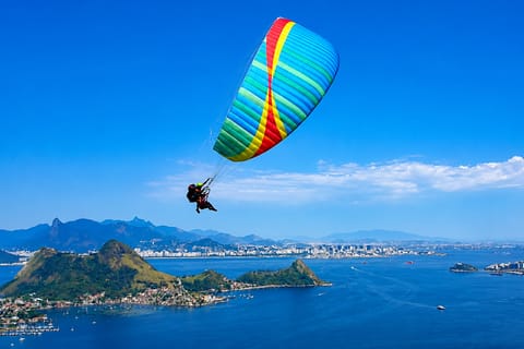 Paragliding in Rio de Janeiro: aerial video and photos of the full view of Rio.