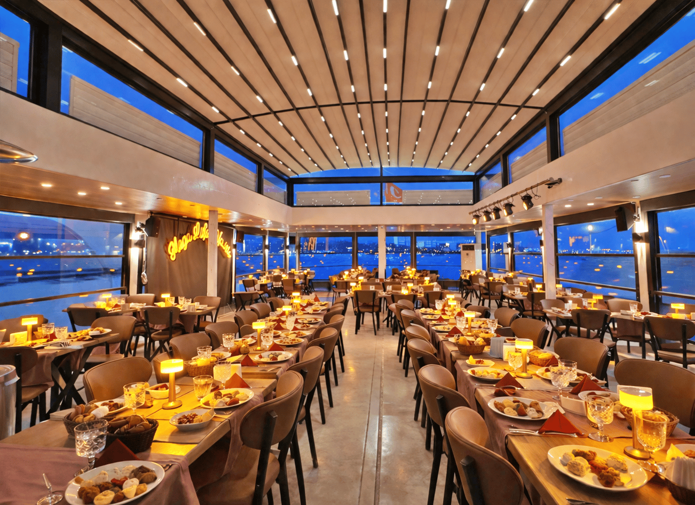 Istanbul: Bosporus-middagscruise og show med privat bord