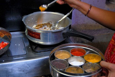 Cours de cuisine avec une famille locale de Jaipur.