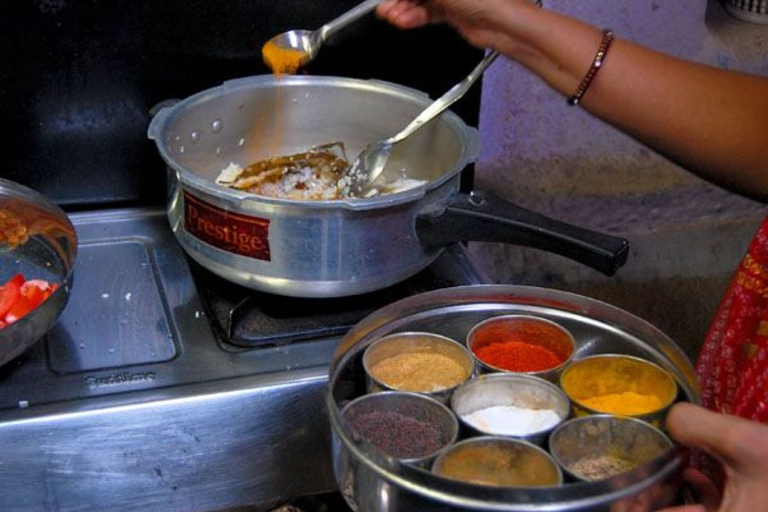 Cooking class tour with the local family of Jaipur.