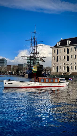 Amsterdam: Historic Boat Cruise with open bar and nibbles