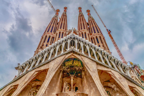 Barcelona: Sagrada Família Guided Tour with Entry Ticket