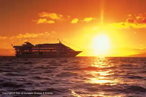 Honolulu: Sunset 5 Course Dinner Cruise with Entertainment
