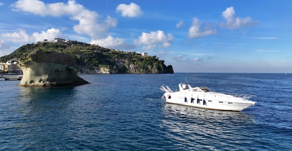Guided Yacht Tour of Ischia with Skipper, Aperitif and Lunch (Local Fish)