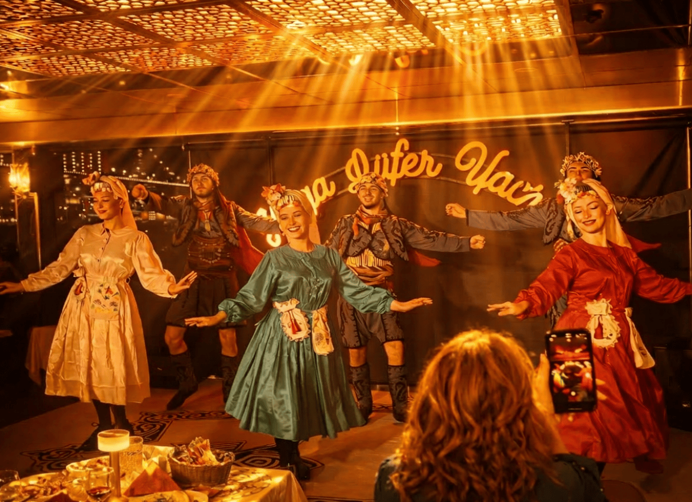 Istanbul: Bosporus-middagscruise og show med privat bord