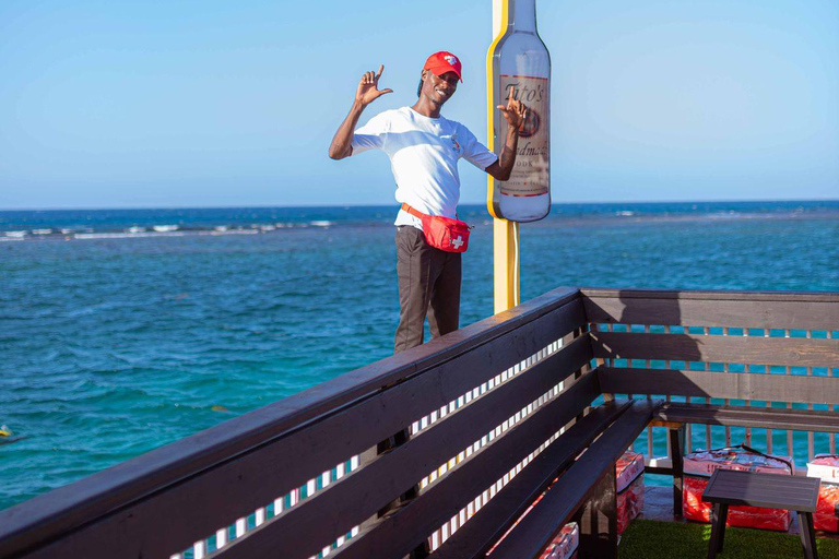 Montego Bay : Poko Loko Floating Bar Island Chill TourMontego Bay : Excursion détente sur l&#039;île du bar flottant Poko Loko