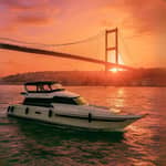 Istanbul: crociera in yacht al tramonto o di un giorno per piccoli gruppi con spuntini