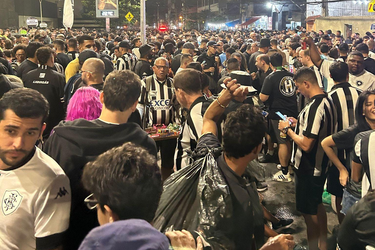 Rio de Janeiro: Enjoy a Botafogo soccer game with Locals Botafogo-São Paulo