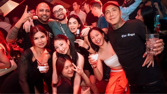 Bangkok: Dinner With Strangers & 5-Venue Pub Crawl