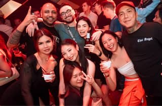 Kombipaket: Dinner mit Fremden und Kneipentour durch Bangkok