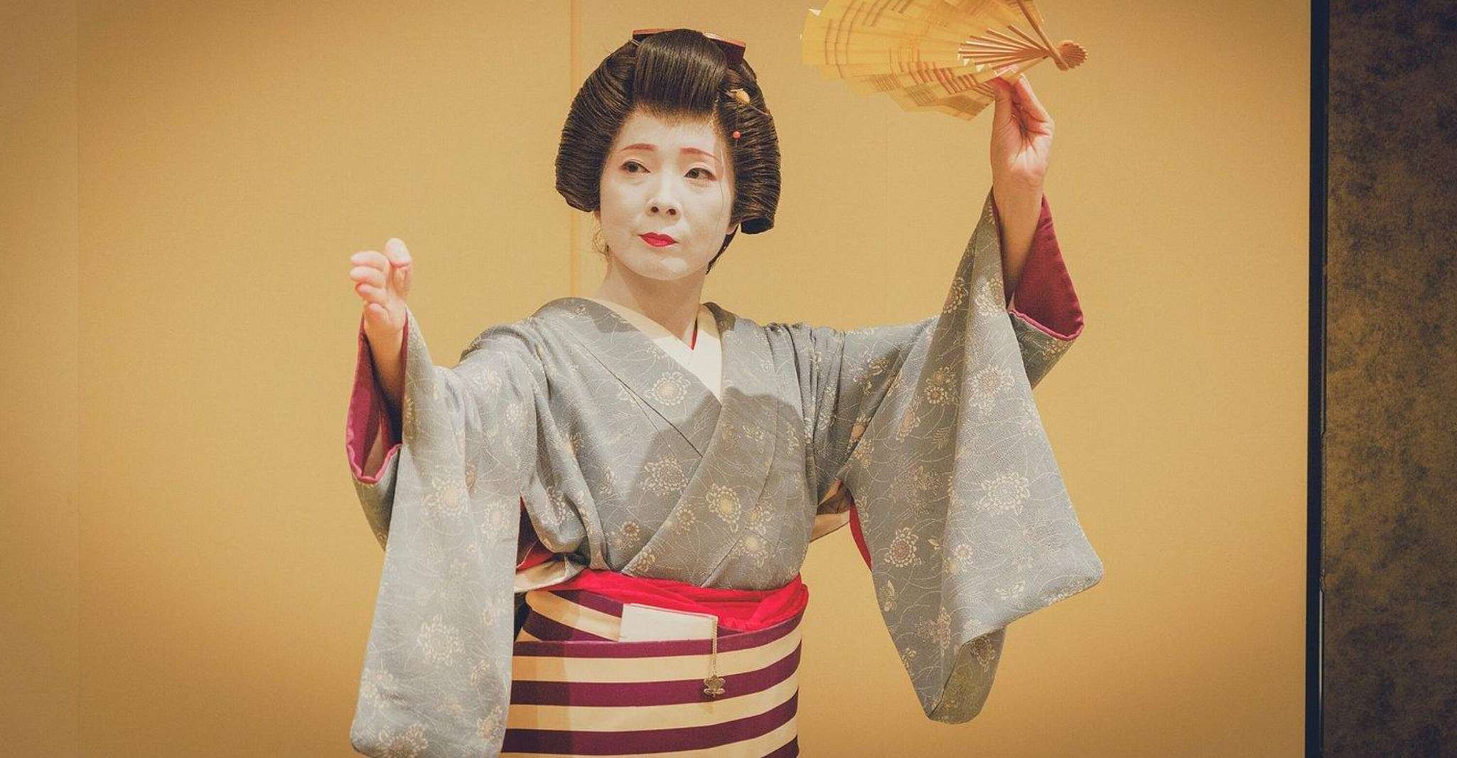 Asakusa: Geisha Performance and Tea House Experience photo 11