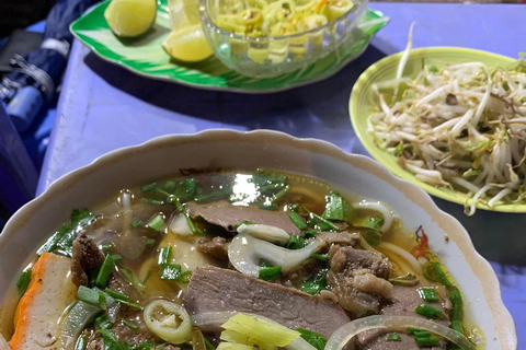 4 horas de tour nocturno de comida en Ciudad Ho Chi Minh en Scooter