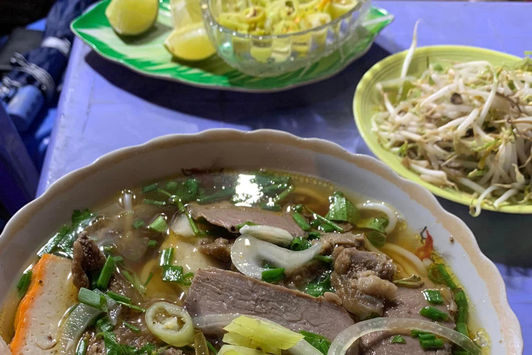 4 horas de tour nocturno de comida en Ciudad Ho Chi Minh en Scooter