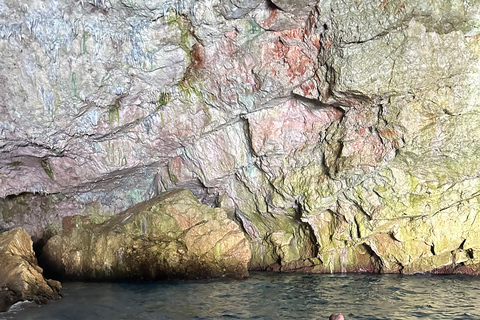 Kotor: prywatna wycieczka łodzią po Zatoce Kotor i Błękitnej Jaskini z drinkiemKOTOR: Prywatna wycieczka łodzią do Błękitnej Jaskini i Zatoki Kotorskiej + bezpłatne napoje