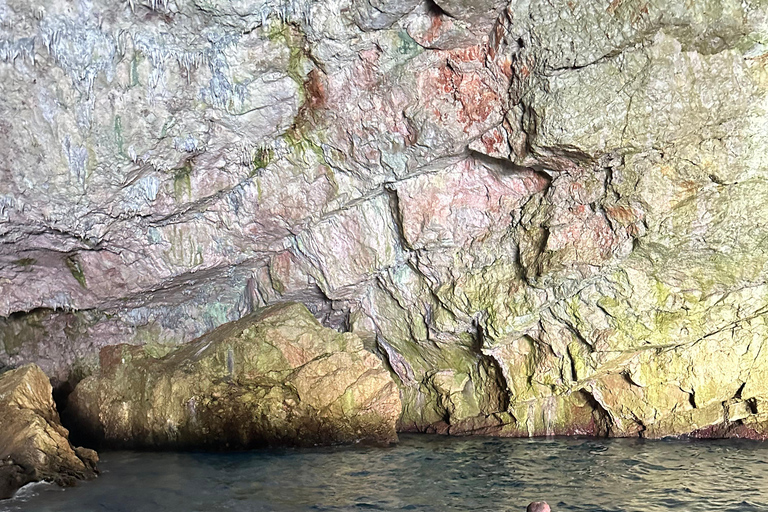 Kotor: prywatna wycieczka łodzią po Zatoce Kotor i Błękitnej Jaskini z drinkiemKOTOR: Prywatna wycieczka łodzią do Błękitnej Jaskini i Zatoki Kotorskiej + bezpłatne napoje