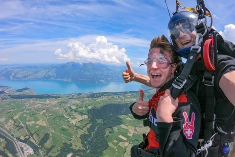 Desde Zúrich Aventura de paracaidismo en Interlaken